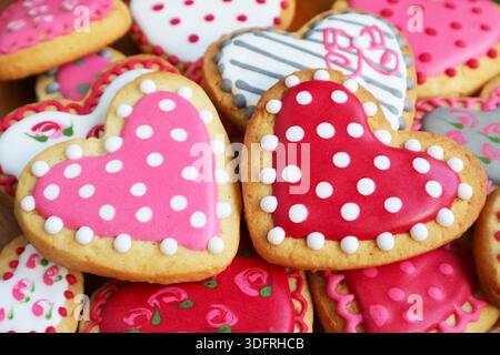 Gros plan sur les biscuits glacés royaux en forme de coeur à pois pour la Saint-Valentin Banque D'Images