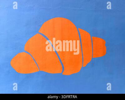 L'art mural, fond bleu, sujet de couleur orange est interprété comme croissant. Banque D'Images