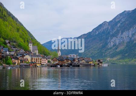Village de Hallstatt à la lumière du jour – vues panoramiques sur le lac dans les Alpes autrichiennes Banque D'Images