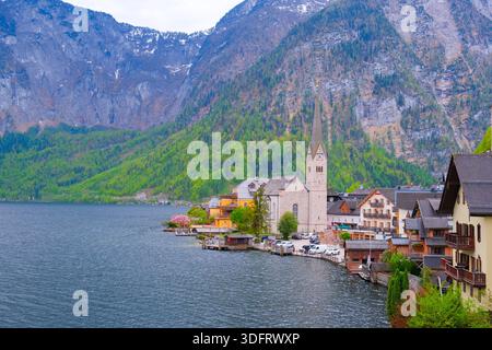 Village de Hallstatt à la lumière du jour – vues panoramiques sur le lac dans les Alpes autrichiennes Banque D'Images