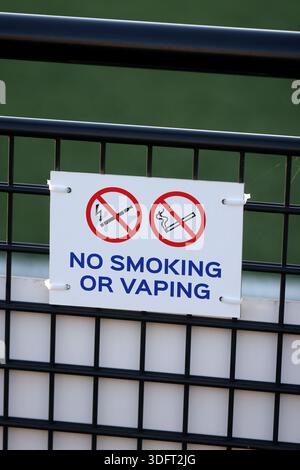 Panneau d'interdiction de fumer ou de vapotage dans un stade de football dans le Hampshire, Royaume-Uni. Banque D'Images