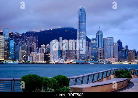 Une vue panoramique imprenable sur les gratte-ciel de Hong Kong Central pendant le crépuscule de l'heure bleue. Gratte-ciel proéminents, y compris l'emblématique tour IFC Banque D'Images