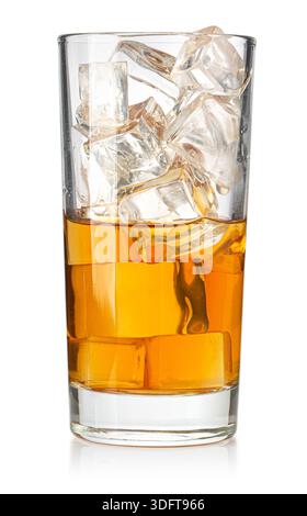 Whisky dans un verre avec des glaçons, couleur ambre liquide, isolé sur fond blanc Banque D'Images
