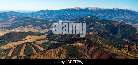 Montagnes Tatra de la colline Velky choc dans les montagnes Chocske vrchy en Slovaquie pendant la journée de fin d'automne avec le ciel clair Banque D'Images