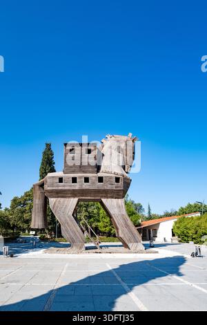 Troie, Turquie - 09.15 2021 : réplique de cheval de Troie sur le site archéologique de Troie à Canakkale, Turquie. La réplique moderne du cheval de Troie a été créée en Banque D'Images