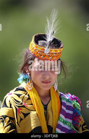Kalash, Pakistan - 24 décembre 2025 : vue d'une femme Kalash ornée d'une tenue traditionnelle, ses yeux rayonnants reflétant les teintes vibrantes de sa broderie Banque D'Images