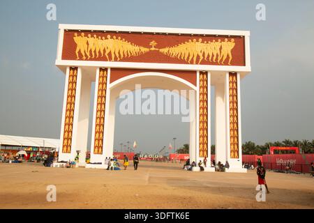 Porte de No Return Status debout au cœur de Ouidah Beach, République du Bénin. Banque D'Images