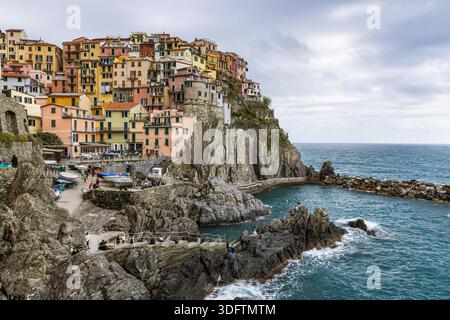 Le village côtier de Manarola, Italie, Parc National des Cinque Terre, Manarola Banque D'Images