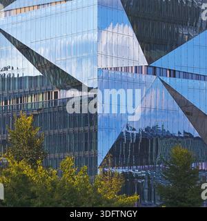 Cube Berlin, immeuble de bureaux en forme de cube avec façade en verre plié, Washingtonplatz, Allemagne, Berlin Banque D'Images