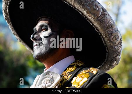Mexico, Mexique - 04 novembre 2023 : vue d'un homme au visage peint, orné d'un costume charro détaillé et d'un sombrero, participant au vibran Banque D'Images