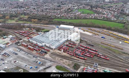 Vue aérienne d'un réseau de voies ferrées convergeant vers un grand dépôt de maintenance, entouré d'un paysage urbain tentaculaire, Nottingham, Angleterre, Unit Banque D'Images