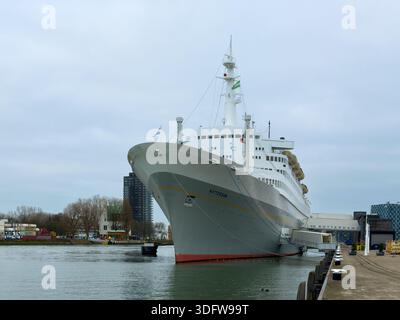 Pays-Bas - 12 janvier 2026 : vue sur le front de mer de la rivière Maas avec le navire historique SS Rotterdam et la ligne d'horizon moderne Banque D'Images