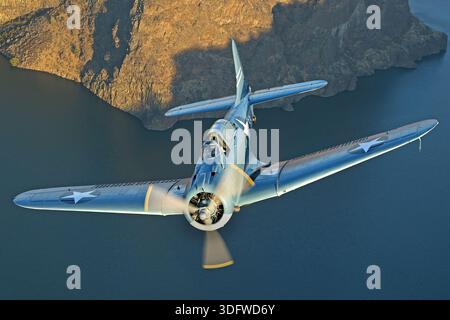 Le Douglas SBD Dauntless immatriculé NX5254L, numéro de série 2350, est un bombardier en piqué bimoteur biplace conservé de la marine américaine de la seconde Guerre mondiale, maintenant exploité comme oiseau de guerre civil. Cette variante d'avion a été conçue pour le repérage et le bombardement en piqué à bord d'un porte-avions et est propulsée par un moteur à pistons radiaux refroidi par air Wright R‑1820‑60 Cyclone d'une puissance d'environ 1 200 chevaux. Il est équipé de freins de plongée fixes, de mitrailleuses à tir avant et arrière et est représenté ici dans une vue rapprochée du pilote lors d’un vol air-air à l’Erickson Airshow Collection 2025. Banque D'Images