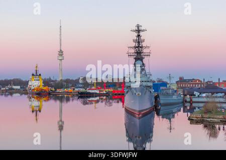 Navire de guerre dans le port coloré de Wilhelmshaven, Allemagne Banque D'Images