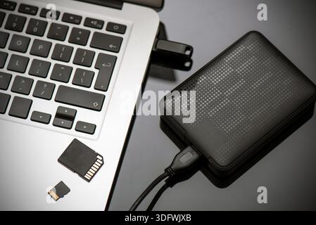 Plusieurs périphériques de stockage, pendrive, cartes mémoire. Concept de support de stockage Banque D'Images