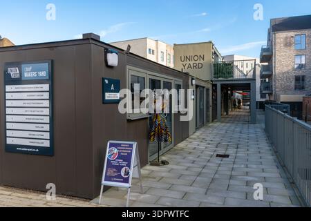 Développement de Union Yard dans le centre-ville d'Aldershot, Hampshire, Angleterre, Royaume-Uni. Vue des ateliers créatifs de Makers Yard Banque D'Images