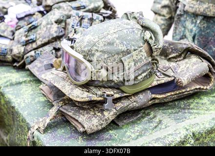 Casque kevlar de l'armée pour protéger la tête contre les balles et les éclats d'obus avec des lunettes de protection et une couverture de camouflage Banque D'Images