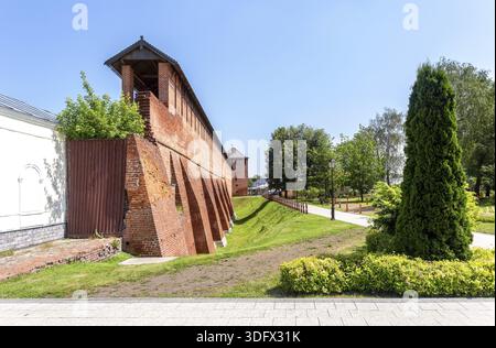 Mur de briques rouges du Kremlin médiéval de Kolomna. Histoire russe, tourisme et architecture ancienne Banque D'Images