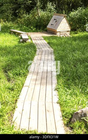 Nouveau puits d'eau en bois à la campagne en été ensoleillé jour Banque D'Images
