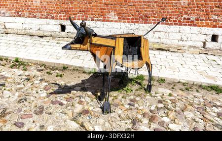 Kolomna, Russie - 7 juillet 2020 : installation artistique sous forme de vache à côté de la porte Pyatnitski du Kremlin de Kolomna Banque D'Images