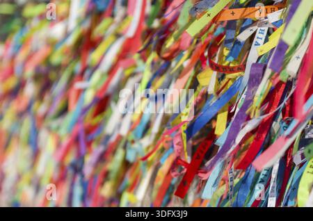 Grand fond coloré des célèbres rubans de Senhor do Bonfin, Salvador Brésil Banque D'Images