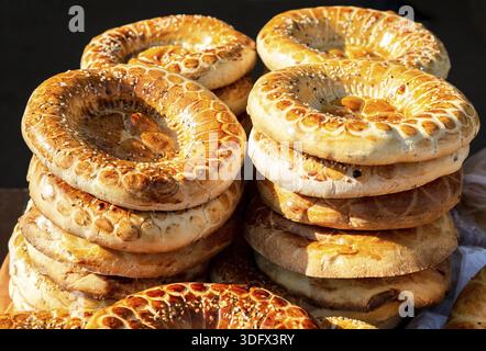 Délicieux pains plats traditionnels ouzbek avec des graines de sésame du tandir Banque D'Images