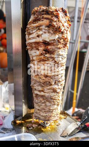 Doner kebab fast food traditionnel de viande sur un grill rotatif. Shawarma est l'un des plus populaires de restauration rapide Banque D'Images