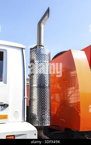 Tuyau d'échappement de camion chromé contre le ciel bleu, gros plan Banque D'Images