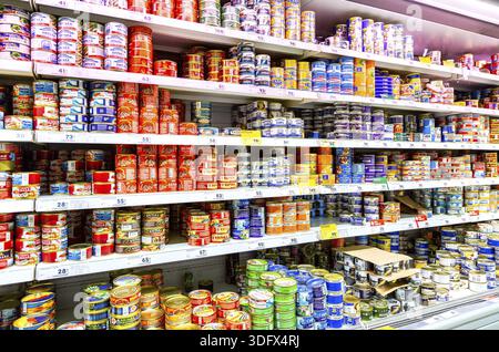 Samara, Russie - 30 mars 2019 : divers poissons en conserve dans des boîtes en vente sur les étagères à l'hypermarché chaîne Karusel Banque D'Images