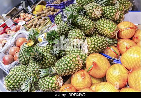 Samara, Russie - 30 mars 2019 : les ananas frais et autres fruits prêts à vendre à l'hypermarché de la chaîne Banque D'Images