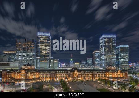 Vue panoramique nocturne du côté Marunouchi de la gare de Tokyo dans la ville de Chiyoda, Tokyo, Japon. La station est divisée en Marunouchi et Yaesu s. Banque D'Images