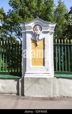 Saint Petersburg, Russie - Août 9, 2018 : Clôture du parc de la ville de Peterhof, Saint-Pétersbourg Banque D'Images