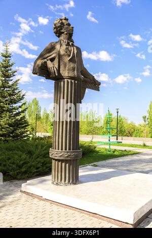 Samara, Russie - 15 mai 2018 : monument en bronze du célèbre poète russe Alexandre Pouchkine Banque D'Images