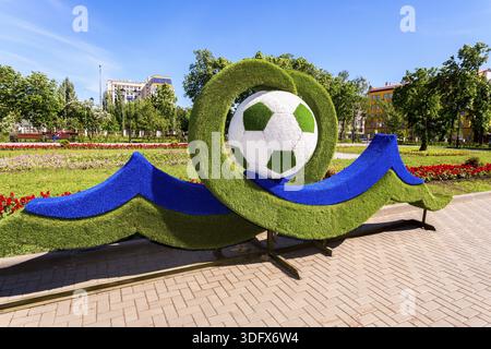 Samara, Russie - le 27 mai 2018 : l'installation sous la forme d'un ballon de soccer dans le parc public de Samara Banque D'Images