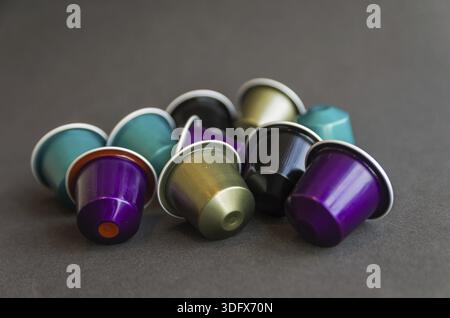 Belles capsules de café de couleur sur fond noir Banque D'Images