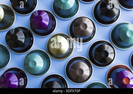 Belles capsules de café colorées sur fond bleu clair Banque D'Images