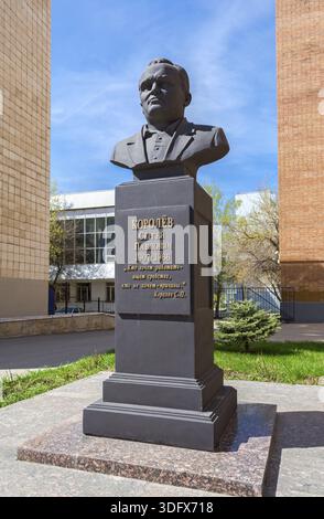 Samara, Russie - Mai 6, 2018 : Monument de la fusée soviétique Sergueï Korolev, créateur près de l'Université d'État de Samara Banque D'Images