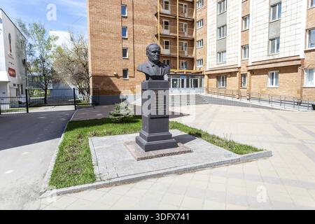 Samara, Russie - 6 mai 2018 : monument au Sergey Korolev, célèbre créateur de roquettes soviétiques et ingénieur spatial près de l'Université d'État de Samara Banque D'Images