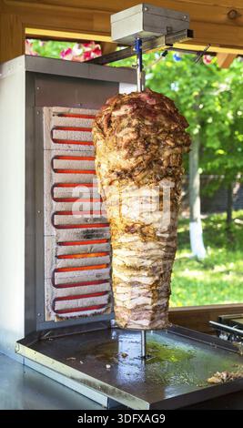 Fast food traditionnel Bain Turc döner kebab viande sur un grill rotatif Banque D'Images