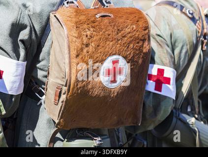 Matériel Paramédical militaire allemand avec un brassard de la croix rouge et sac médical pendant la Seconde Guerre mondiale Banque D'Images