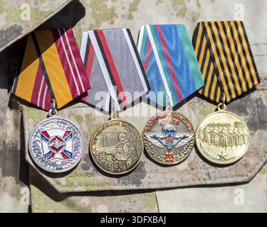 Samara, Russie - 30 Avril 2017 : Différents prix et médailles sur l'uniforme militaire russe Banque D'Images