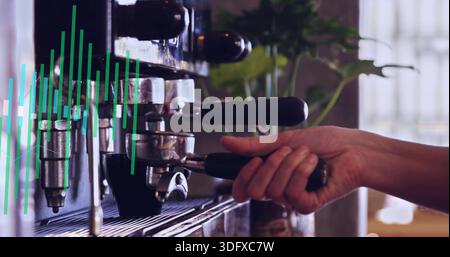 Aligner le porte-filtre verrouillable de la main du barista sur la tête du groupe machine à espresso sur le comptoir, recouvrement vert Banque D'Images