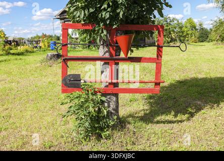 Pompier protection avec des outils d'extinction d'incendie dans village Russe Banque D'Images