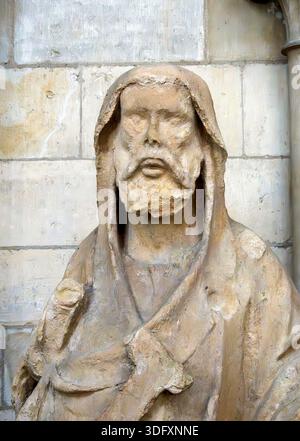 Statue à l'intérieur de la cathédrale notre-Dame, Rouen, Normandie, France Banque D'Images