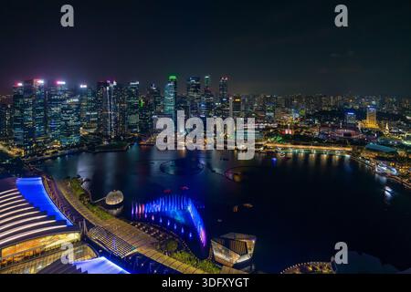 Vue aérienne depuis la terrasse d'observation Marina Bay Sands SkyPark sur l'horizon illuminé de la ville de Singapour la nuit, Asie du Sud-est Banque D'Images