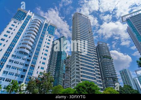 Skyline montrant des immeubles résidentiels de grande hauteur et des gratte-ciel avec des appartements et des appartements dans la ville de Singapour, Asie du Sud-est Banque D'Images