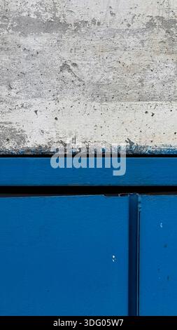 Mur texturé bleu et gris avec attrait industriel Banque D'Images