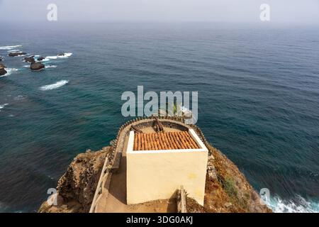 Fort San Fernando toit avec deux canons surplombant l'océan Atlantique bleu profond de Rambla de Castro, Tenerife, îles Canaries, Espagne. Banque D'Images