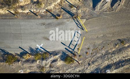Porte d'entrée aérienne Top Down Road et ombres dans le paysage du désert Banque D'Images