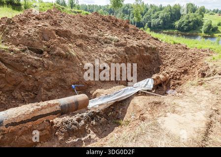Pose de pipeline souterrain de gaz en journée d'été Banque D'Images
